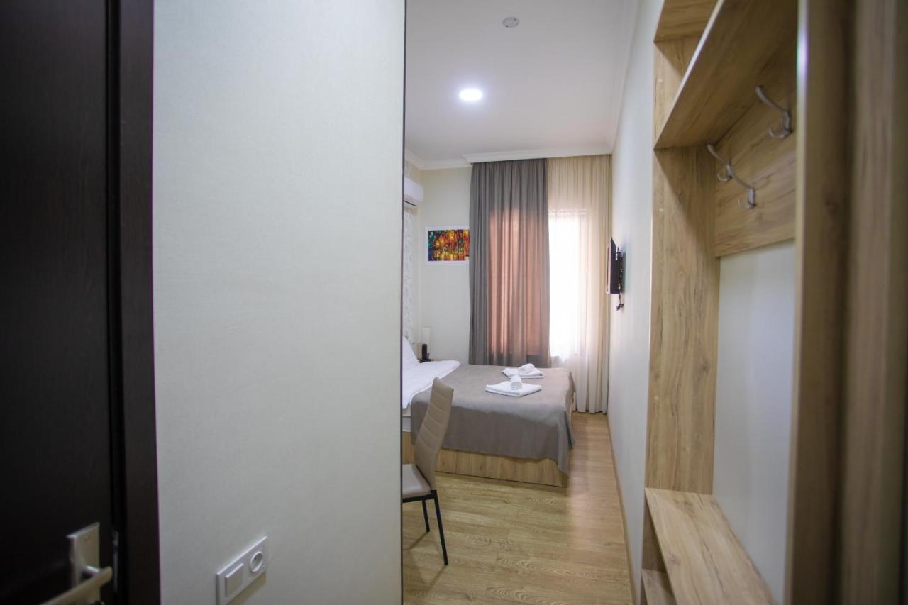 Peradia Hotel Kutaisi Bagian luar foto