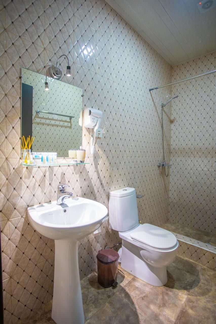 Peradia Hotel Kutaisi Bagian luar foto